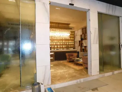 81 Crest in Santacruz West, view 1