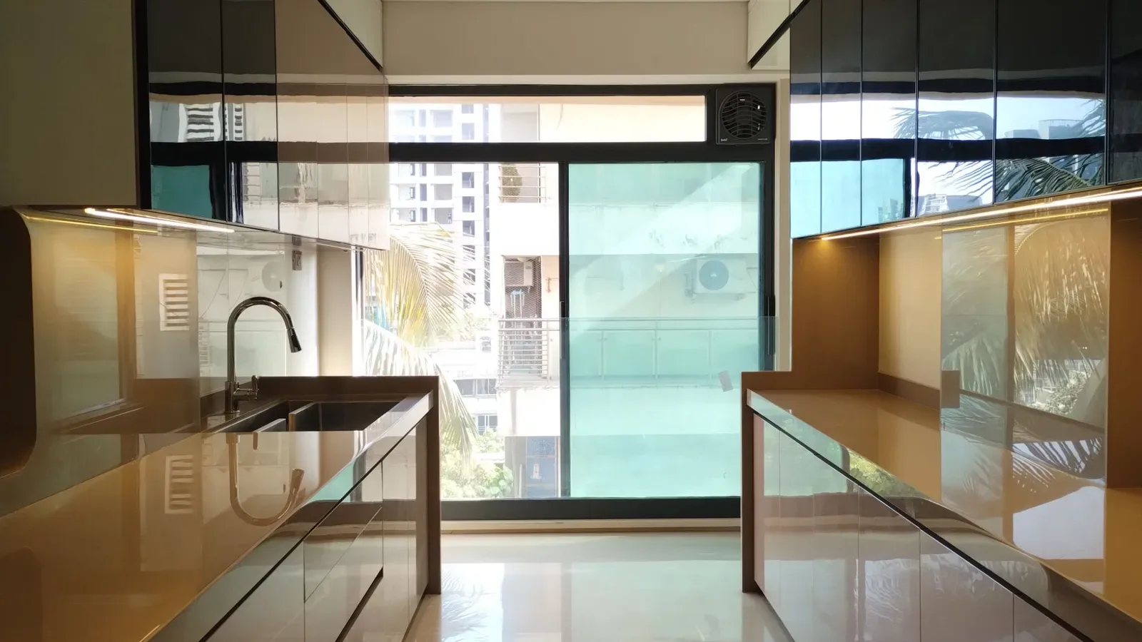 Arkade Aura in Santacruz West, view 2